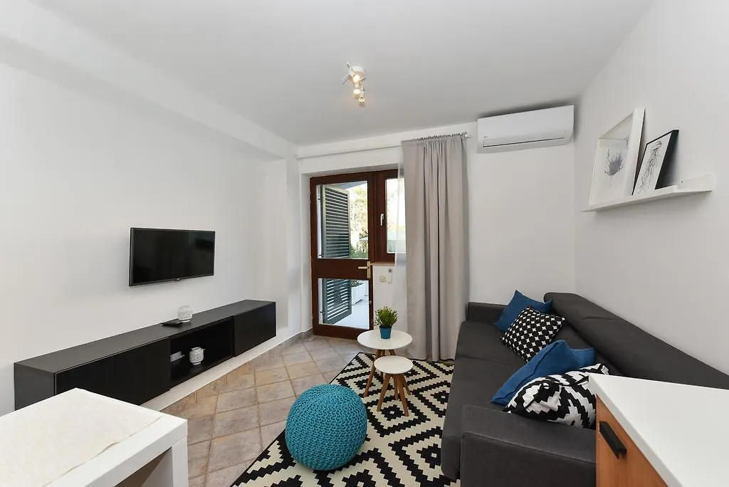 Mediterraneo Garden Apartments Petrcane Croatia